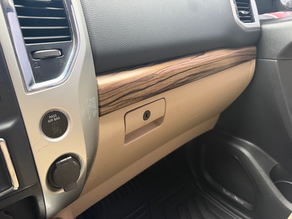 2017 Nissan Titan Image 16