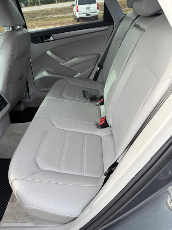 2015 Volkswagen Passat Image 13