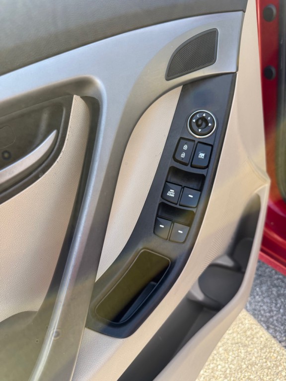 2016 Hyundai Elantra Image 11