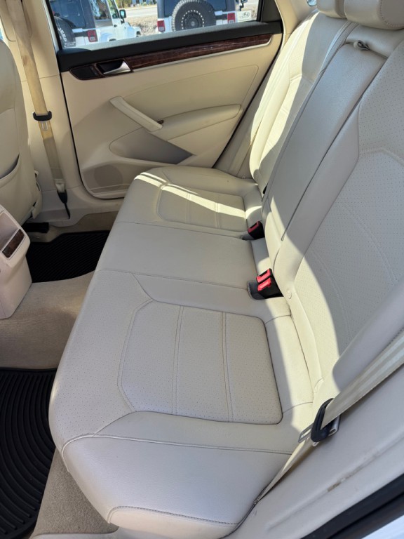 2012 Volkswagen Passat Image 12