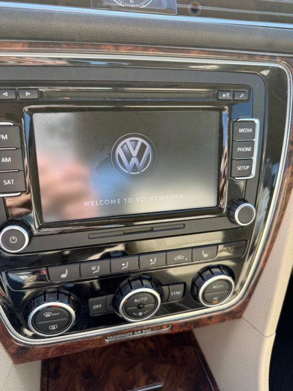 2012 Volkswagen Passat Image 19