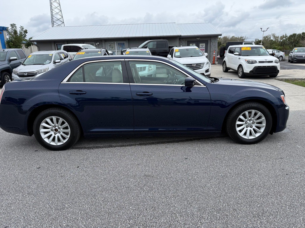 2013 Chrysler 300 Image 2