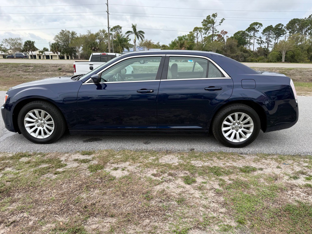 2013 Chrysler 300 Image 4