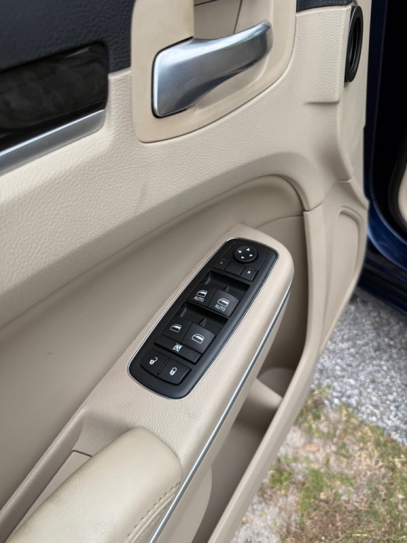 2013 Chrysler 300 Image 8