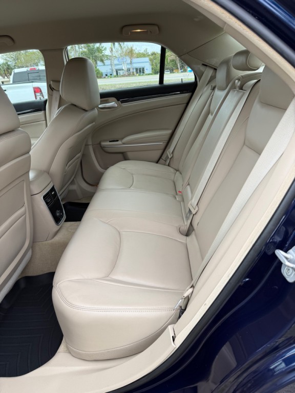 2013 Chrysler 300 Image 9