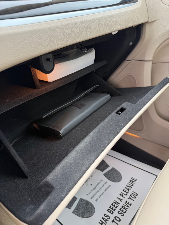 2013 Chrysler 300 Image 12