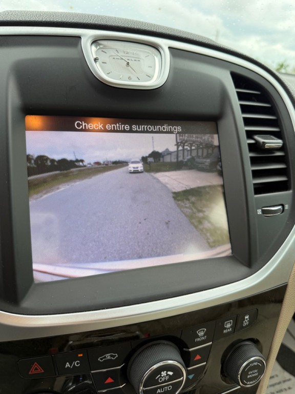 2013 Chrysler 300 Image 13