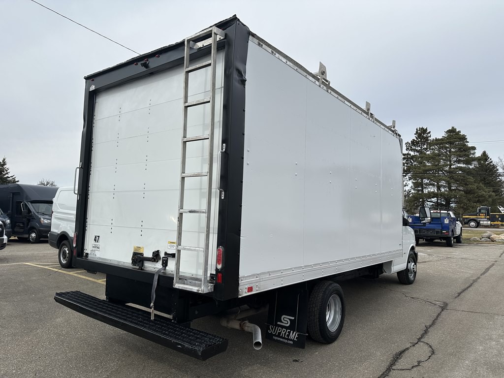 2018 Chevrolet Express Image 2