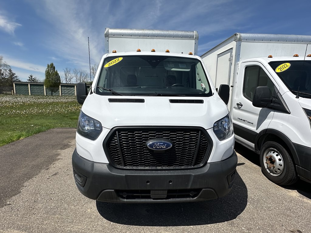 2022 Ford 12' Box Truck Image 3