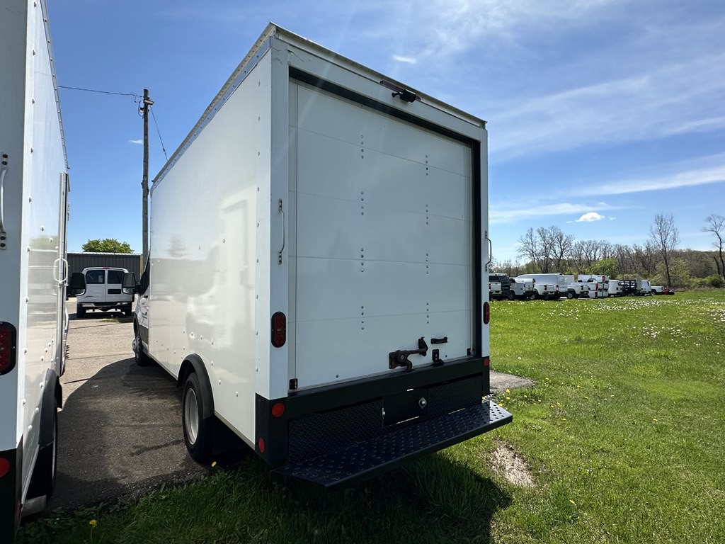 2022 Ford 12' Box Truck Image 6