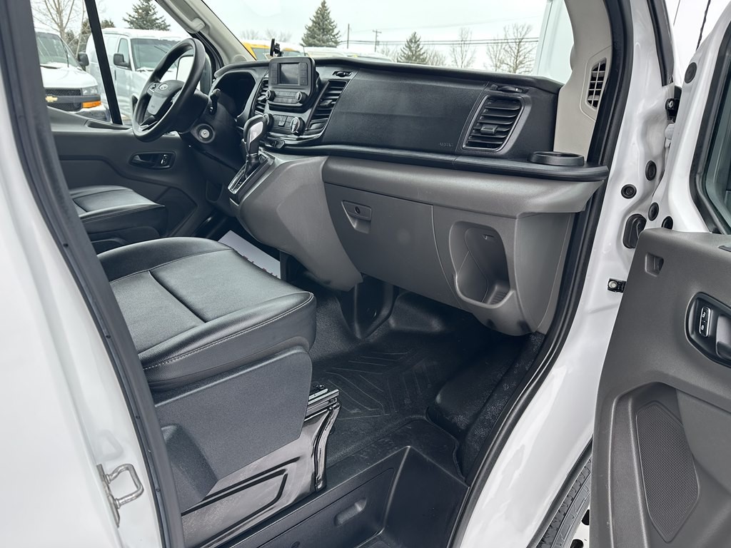 2022 Ford 12' Box Truck Image 7