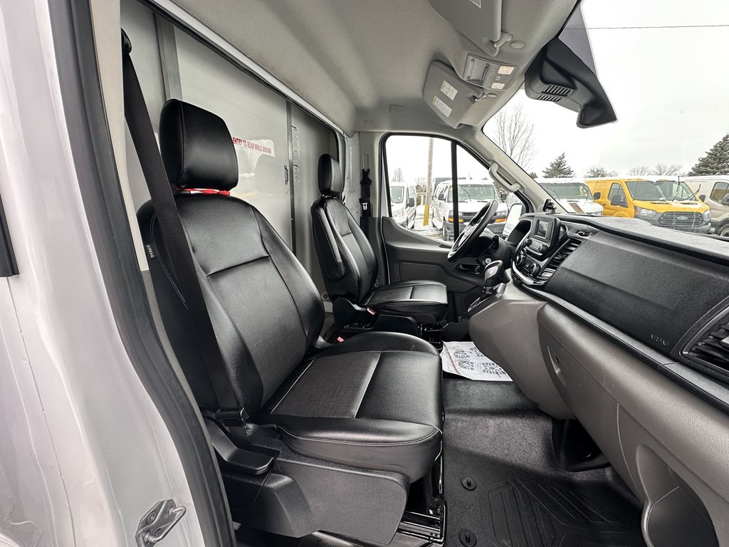 2022 Ford 12' Box Truck Image 8