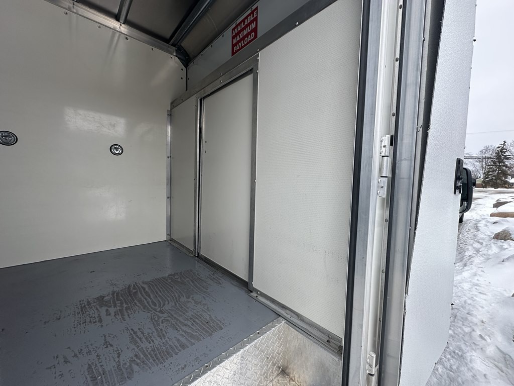 2022 Ford 12' Box Truck Image 10