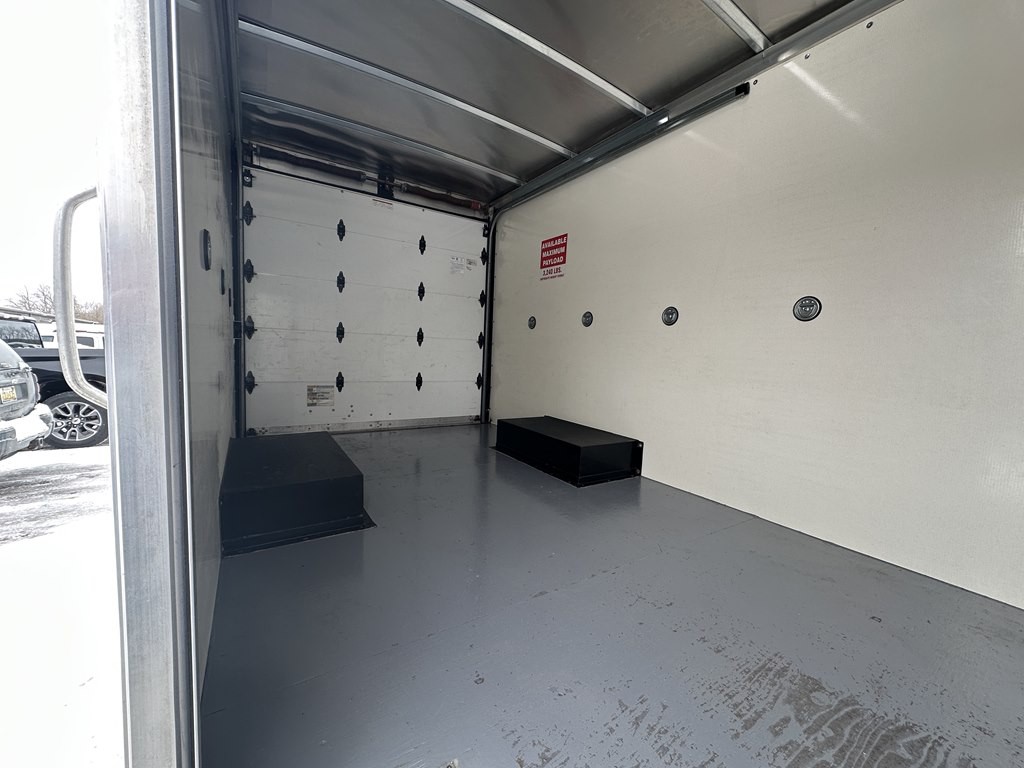 2022 Ford 12' Box Truck Image 11