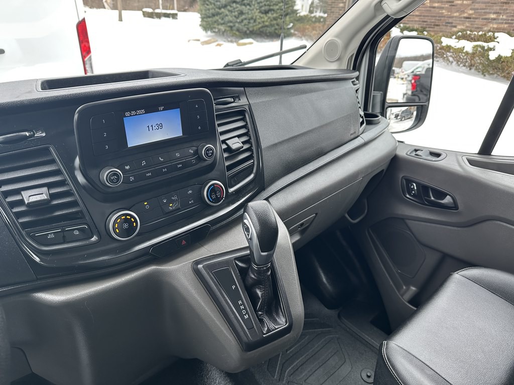 2022 Ford 12' Box Truck Image 15