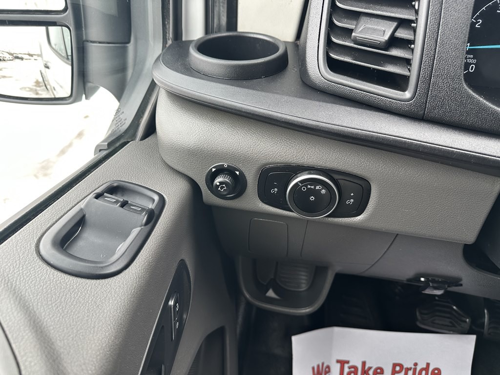 2022 Ford 12' Box Truck Image 18