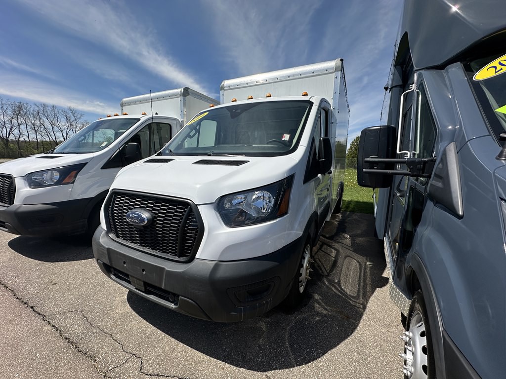 2022 Ford 12' Box Truck Image 19