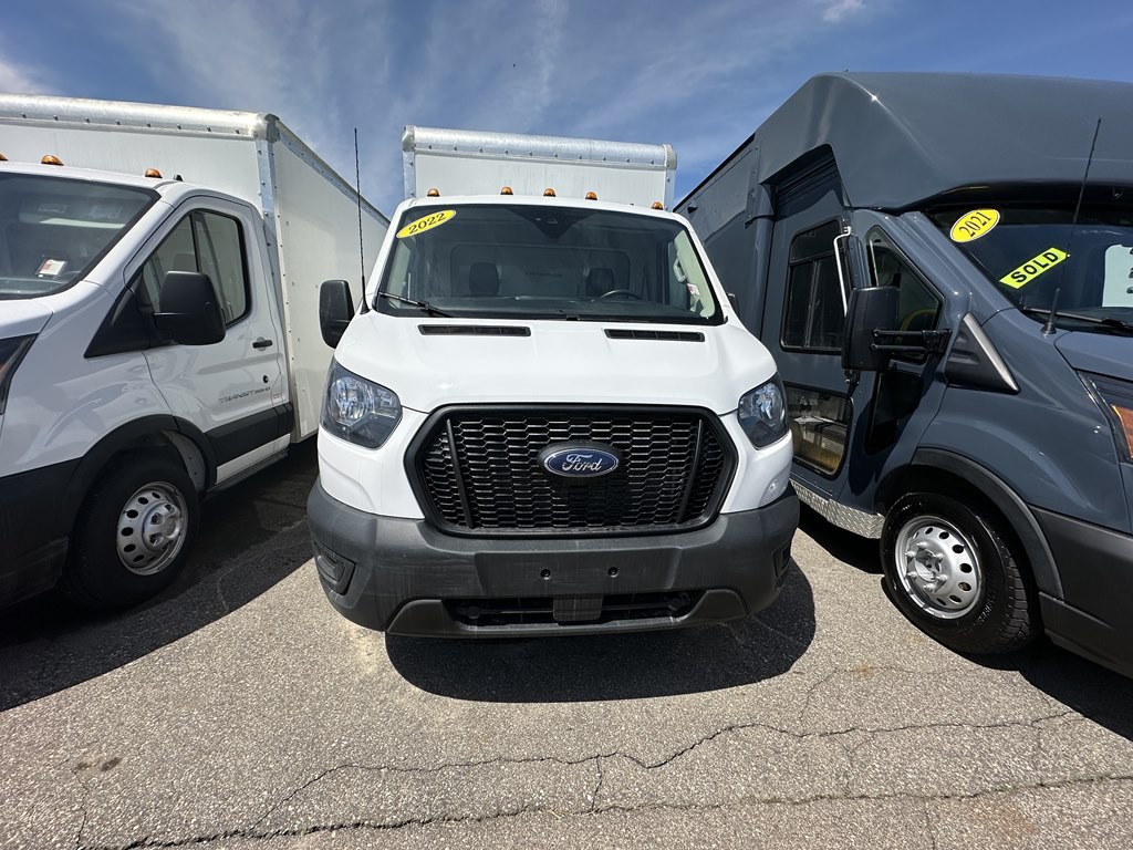 2022 Ford 12' Box Truck Image 21