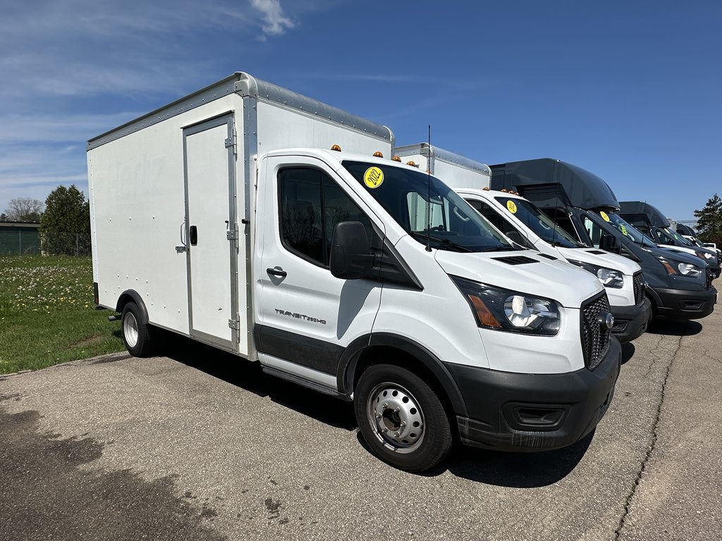 2022 Ford 12' Box Truck Image 2