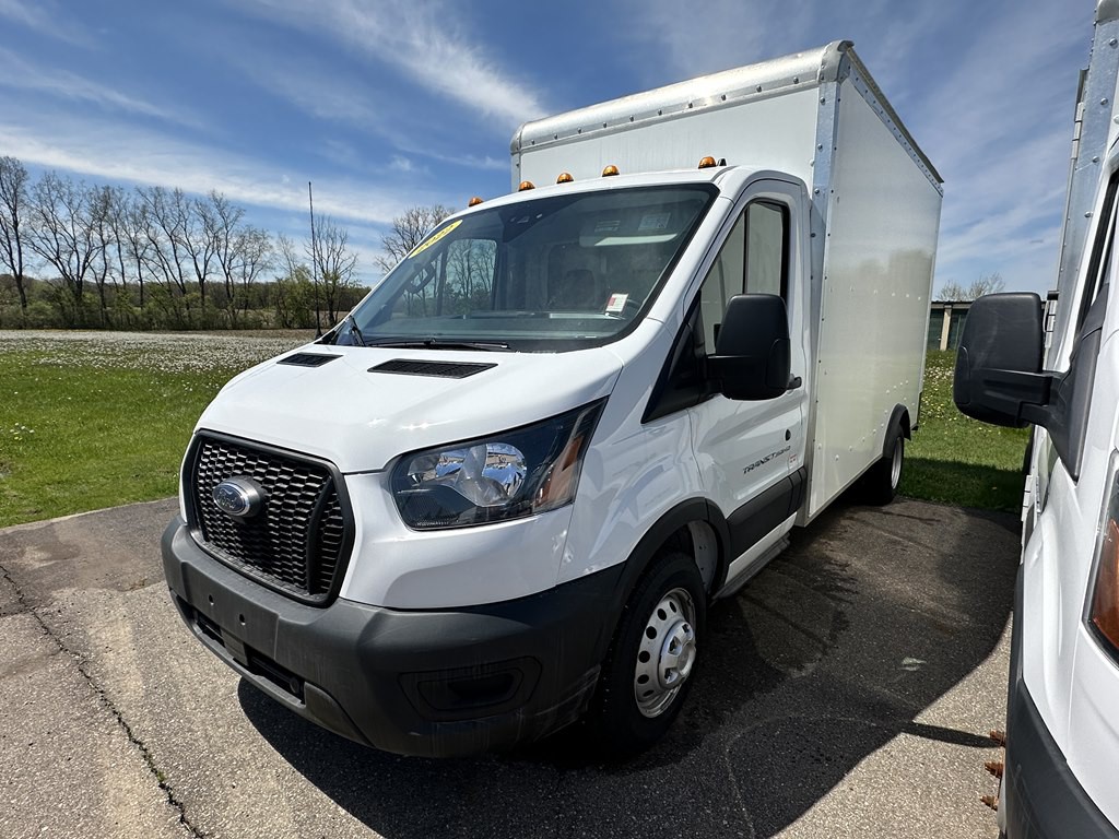 2022 Ford 12' Box Truck Image 4