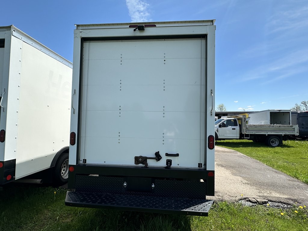2022 Ford 12' Box Truck Image 5