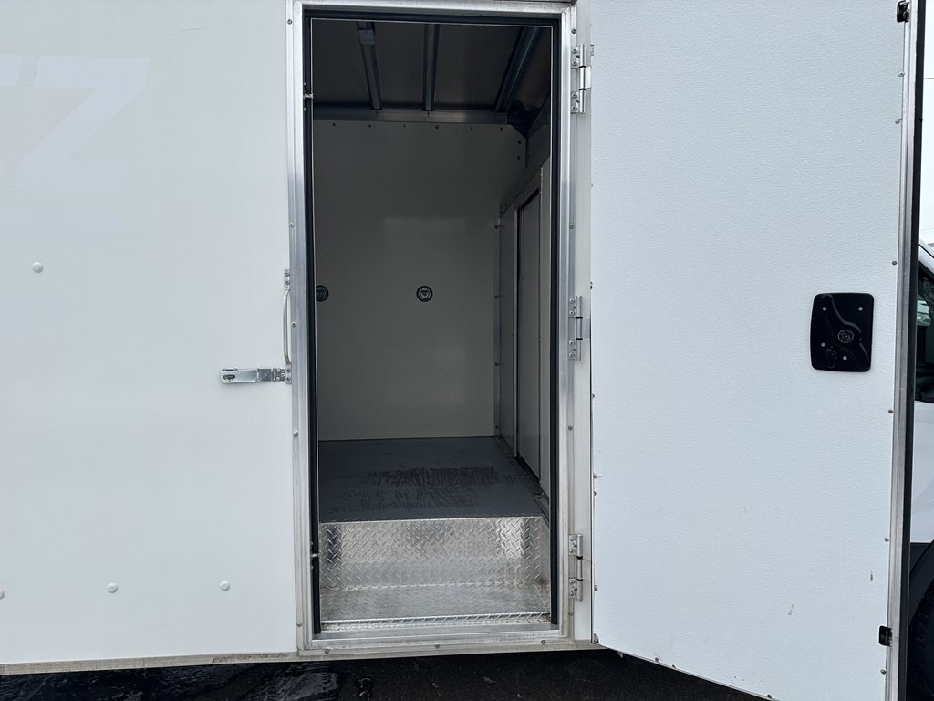 2022 Ford 12' Box Truck Image 9
