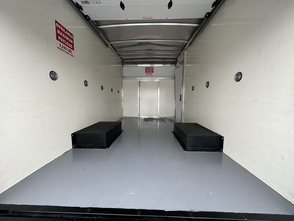 2022 Ford 12' Box Truck Image 12