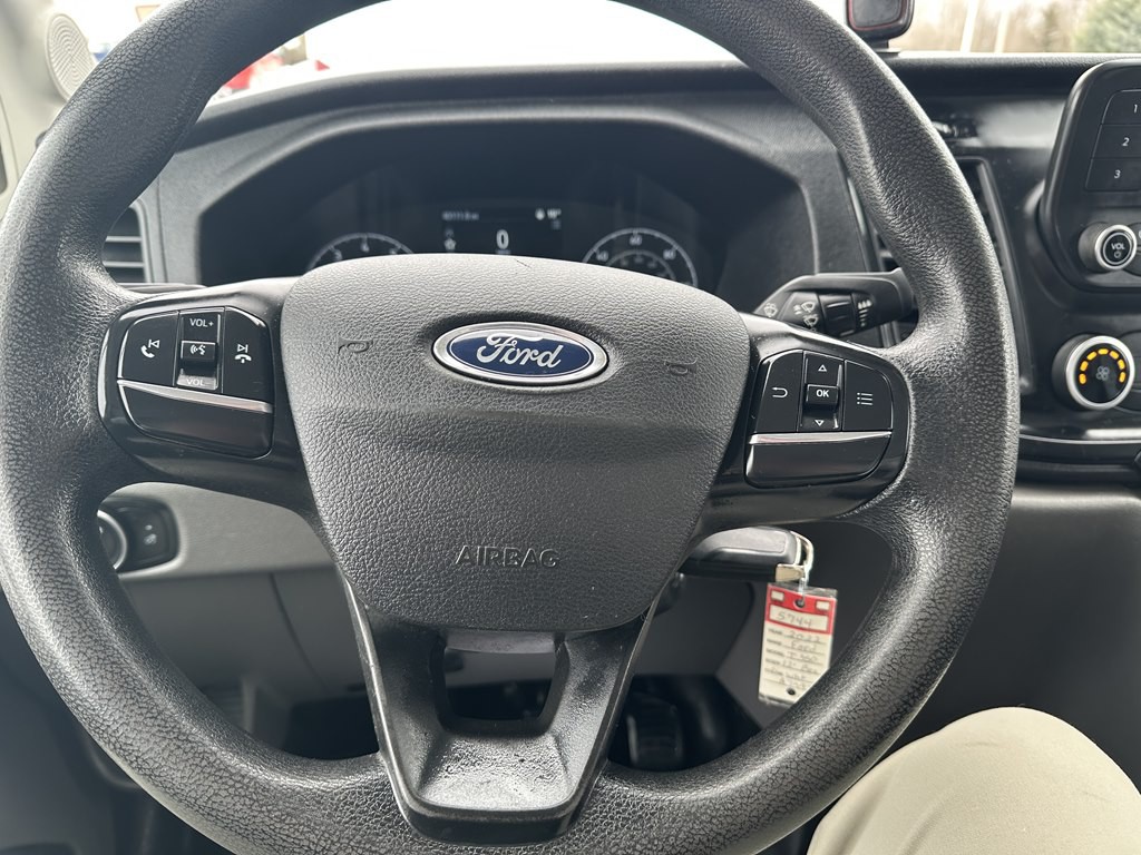 2022 Ford 12' Box Truck Image 17