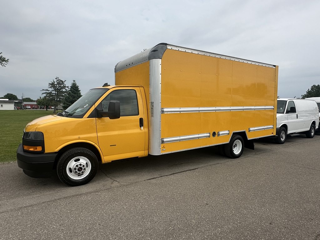 2021 GMC Savana Image 1