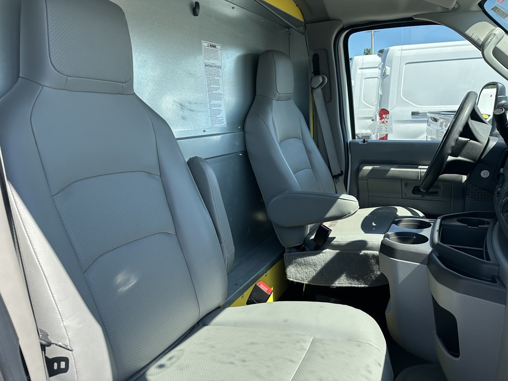 2024 Ford 16 Box Truck Image 4