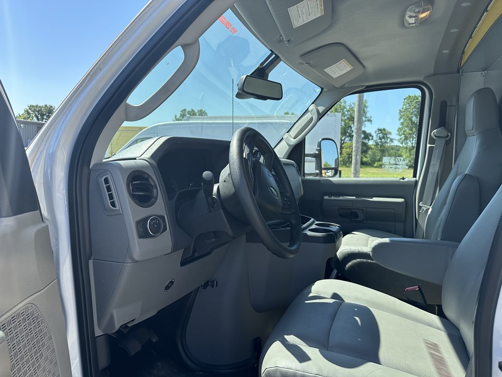 2024 Ford 16 Box Truck Image 5