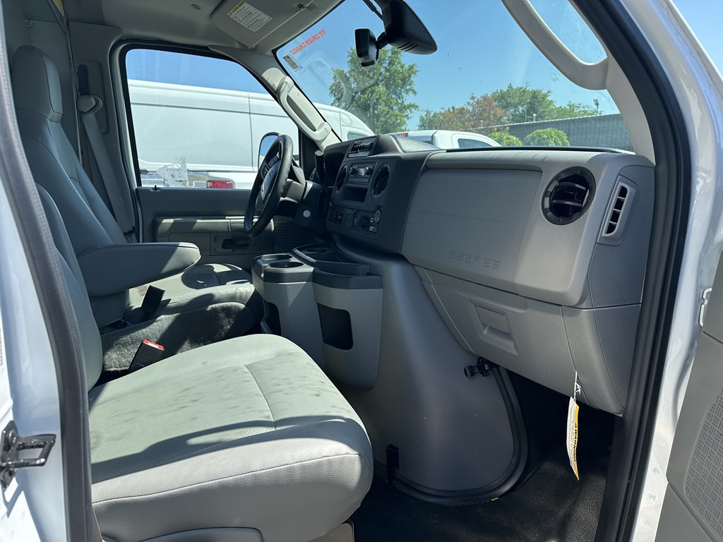 2024 Ford 16 Box Truck Image 6