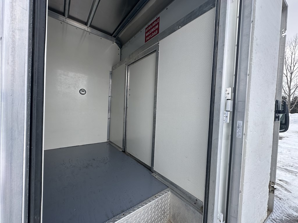 2022 Ford 12' Box Truck Image 19