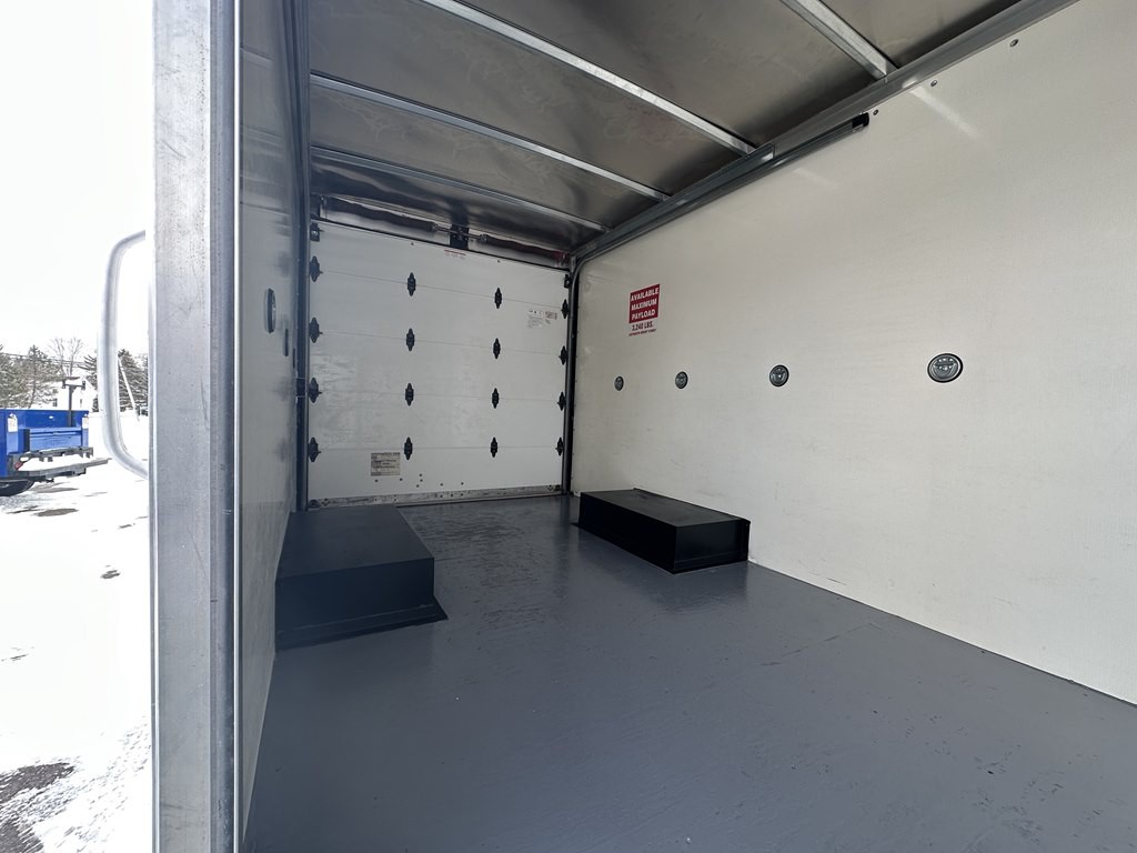 2022 Ford 12' Box Truck Image 20