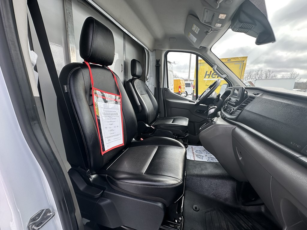 2022 Ford 12' Box Truck Image 21