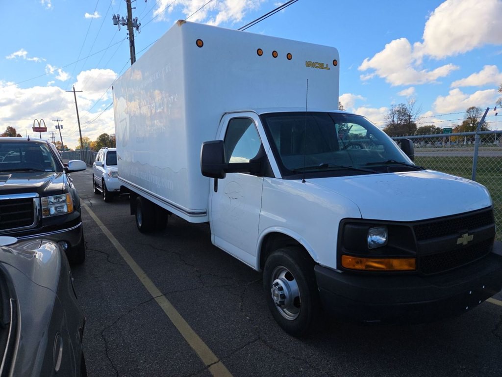 2016 Chevrolet Express Image 3