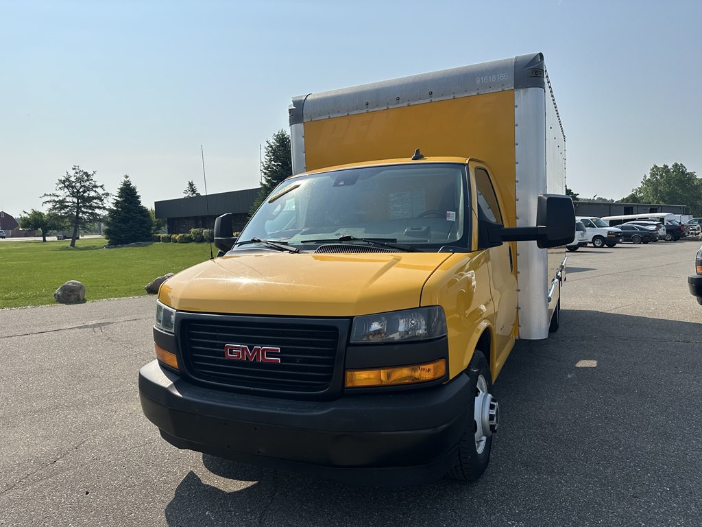 2021 GMC Savana Image 2