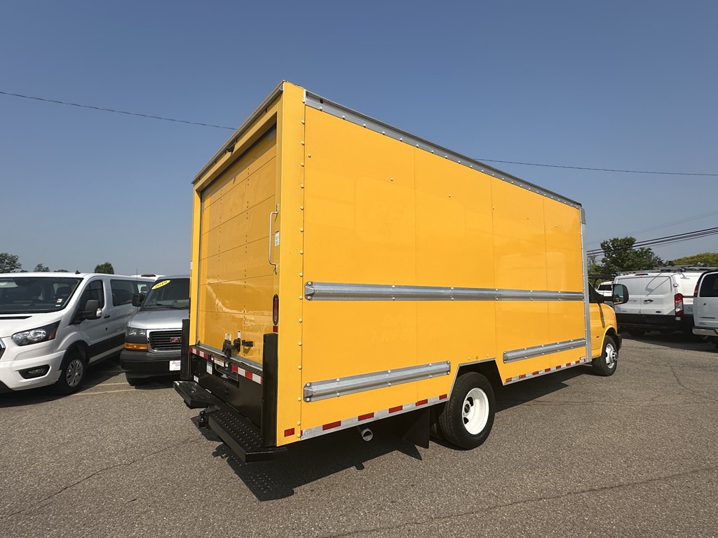 2021 GMC Savana Image 7