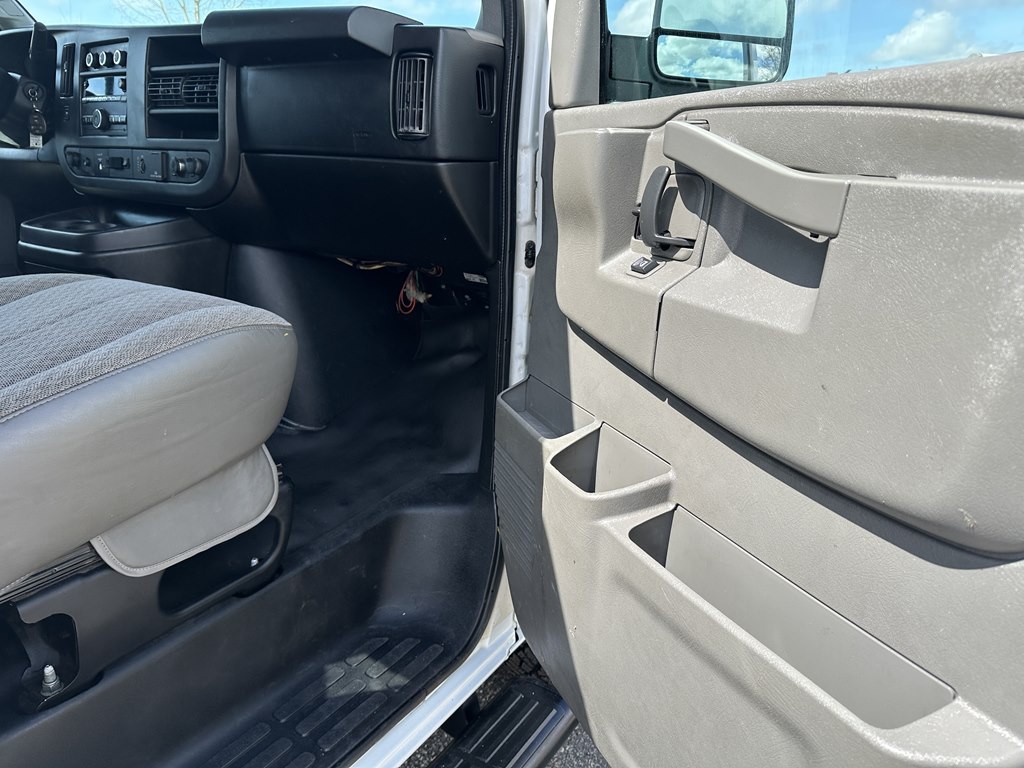 2017 Chevrolet Express Image 4