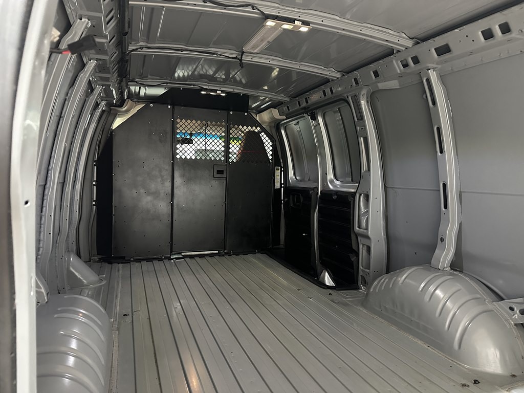 2019 GMC Savana Image 17