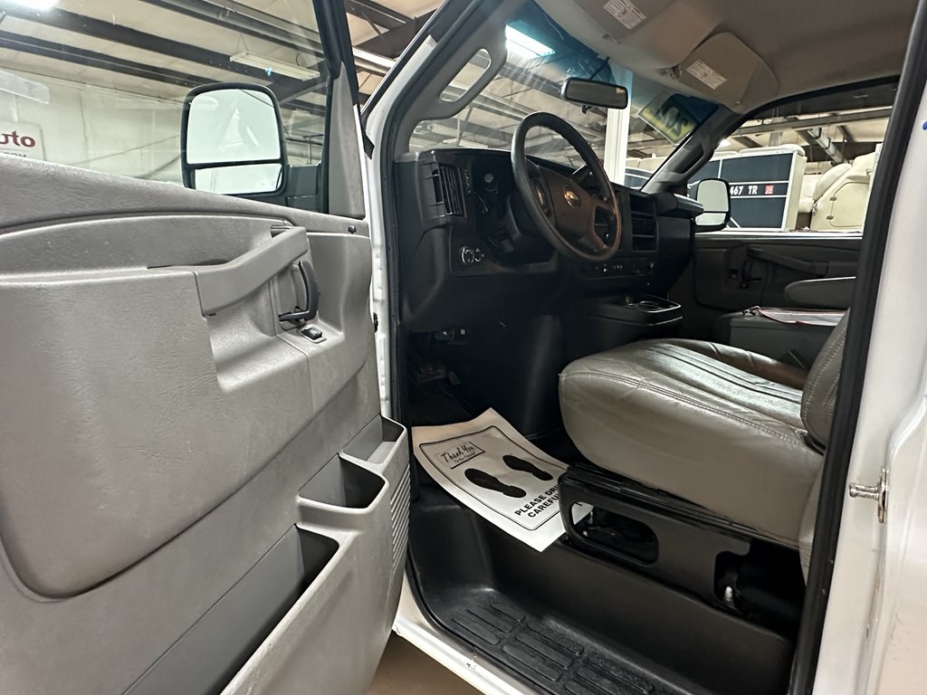 2022 Chevrolet Express Image 9