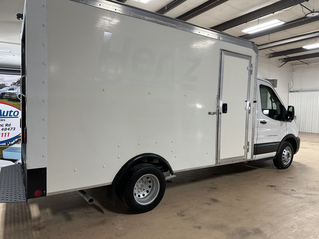 2022 Ford 12' Box Truck Image 2