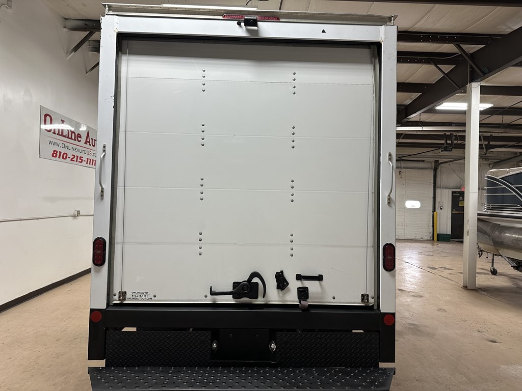 2022 Ford 12' Box Truck Image 3