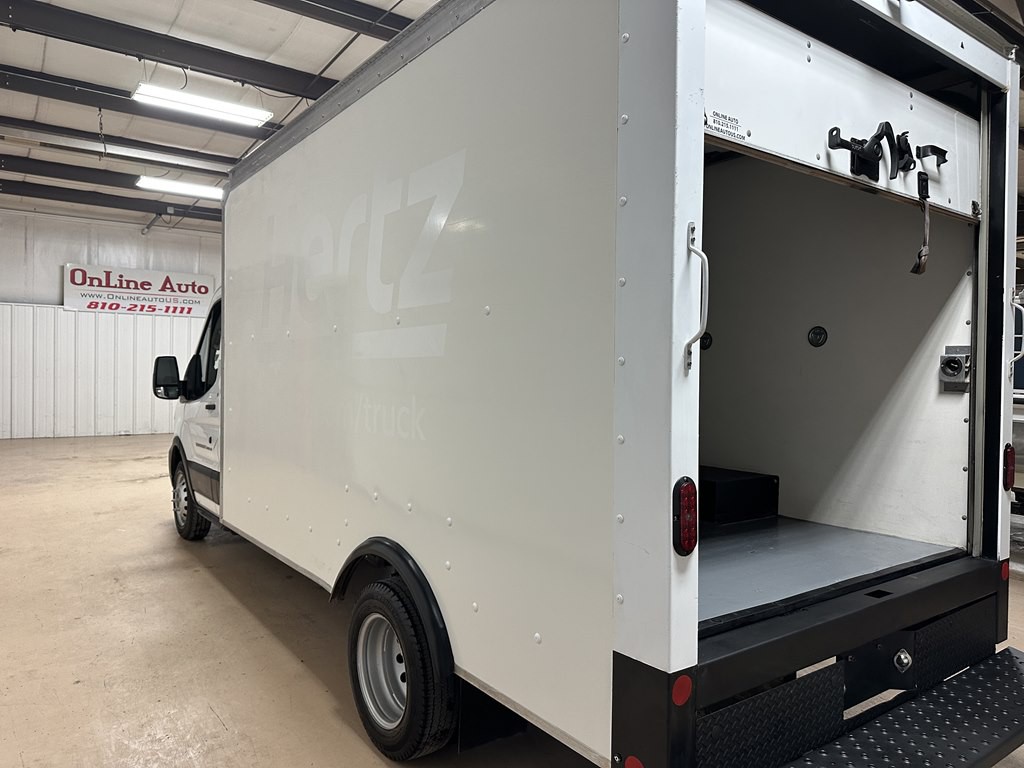 2022 Ford 12' Box Truck Image 4