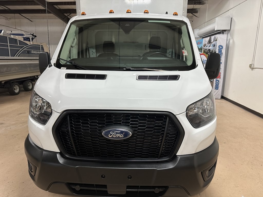 2023 Ford 12' Box Truck Image 2