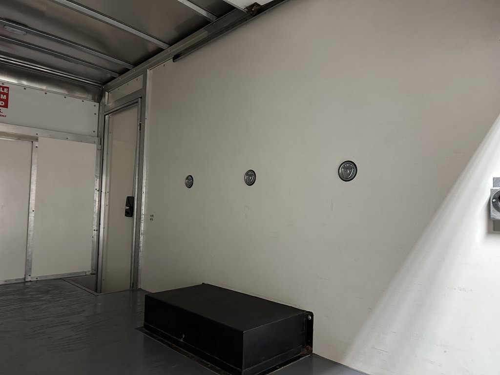 2023 Ford 12' Box Truck Image 4
