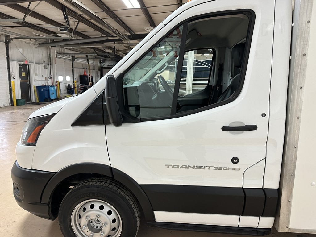 2023 Ford 12' Box Truck Image 5