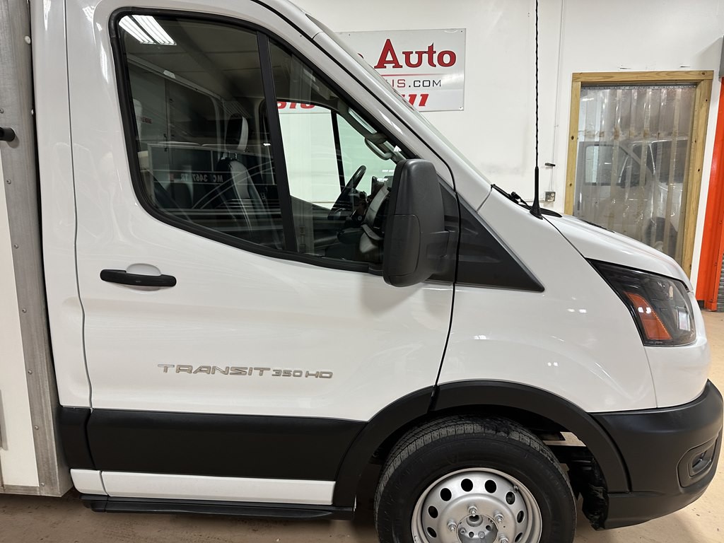 2023 Ford 12' Box Truck Image 7