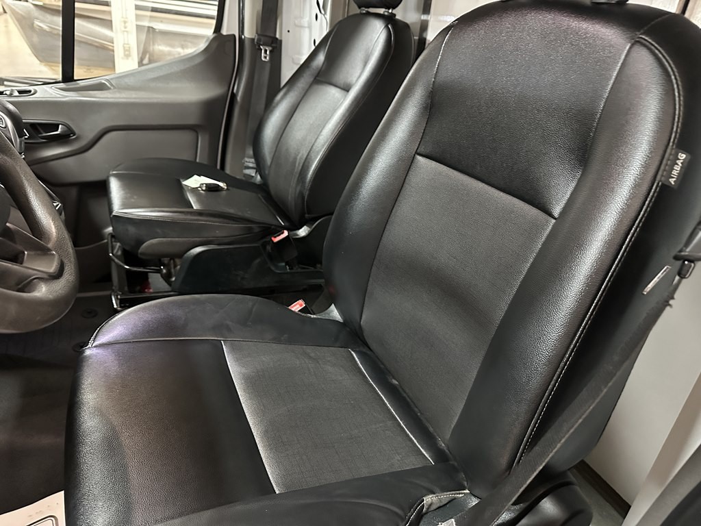 2023 Ford 12' Box Truck Image 8