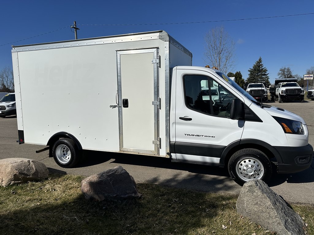2023 Ford 12' Box Truck Image 2